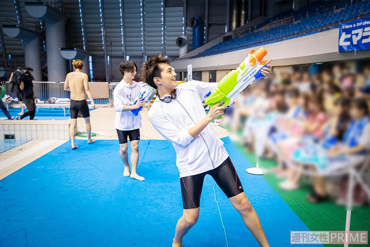 客席に水をかけまくるボイメン小林　撮影／廣瀬靖士