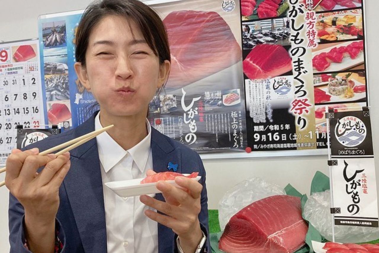 塩釜港でひがしものというマグロを食べる森下千里。自然豊かな環境では美味しいものもたくさん