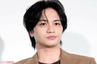 中島健人『おけんとさま』『永久の縛り』ファンも困惑のソロライブ“謎すぎグッズ”に隠された人気アニメ愛