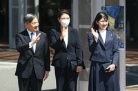 《愛子さまの表情がわからない》天皇ご一家の福島訪問で「100メートルの壁」宮内庁の“過剰配慮”に現場記…