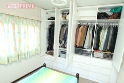 クローゼットの中身は、季節によって入れ替えの必要もなし。取り出しにくい高いところにはモノを入れないようにしている