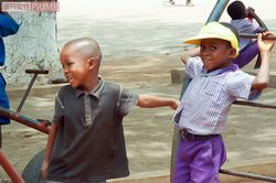 母国ガーナに建設予定の学校敷地内では、ブロックを積み上げる作業が進む。定期的に帰国し、現地の養護施設などにも足を運ぶ