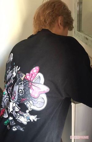 弁当宅配中、子どもたちにサインをねだられ応じる手越祐也