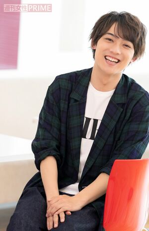 くだけた笑顔を見せる辰巳ゆうと（撮影／伊藤和幸）