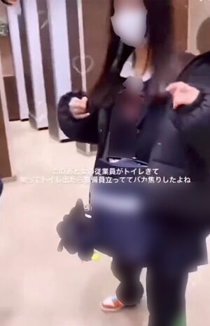 警報が鳴り焦る様子の女子高生