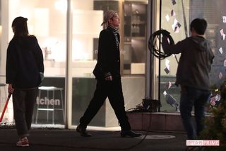 『極主夫道』の撮影で街中を颯爽と歩く志尊淳 