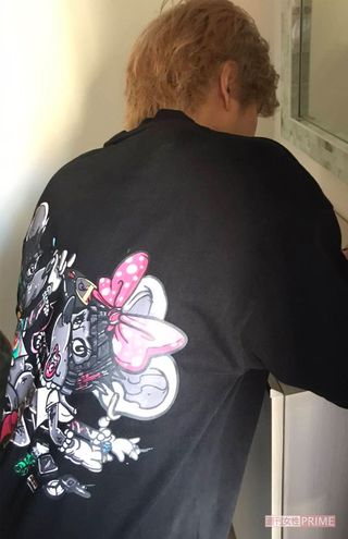 弁当宅配中、子どもたちにサインをねだられ応じる手越祐也