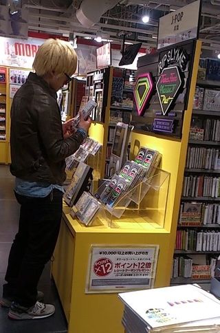  渋谷でCDを視聴する塚田僚一