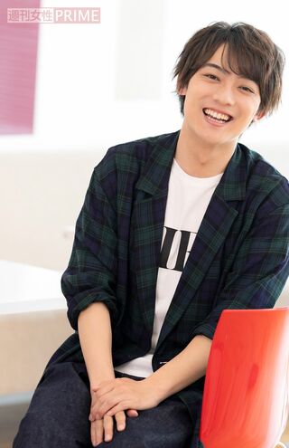 くだけた笑顔を見せる辰巳ゆうと（撮影／伊藤和幸）