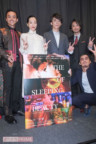 主演の桜井ユキらと並び、ニッコリな高橋。10月21日（土）より新宿武蔵野館ほかで公開　撮影／高梨俊浩