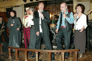 ミッキー・カーチスらロカビリー3人男が3人娘と熱唱（'05年）