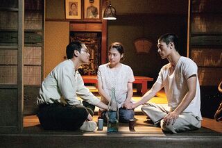 縁側で世津は兄弟の手を握り“未来”を願う／『映画 太陽の子』（C）2021 ELEVEN ARTS STUDIOS