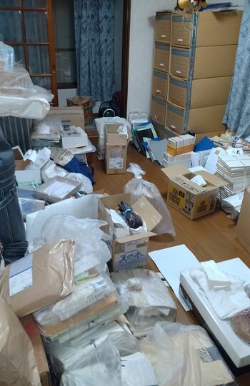 荷物が積み上げられている一部屋