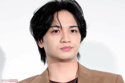 中島健人『おけんとさま』『永久の縛り』ファンも困惑のソロライブ“謎すぎグッズ”に隠された人気アニメ愛