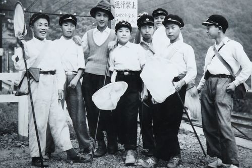 奥多摩に採集に出かけた際に撮影。右から４人目が中学１年の垣添さん。桐朋学園では生物部へ入部。中学高校の6年間、特待生だった