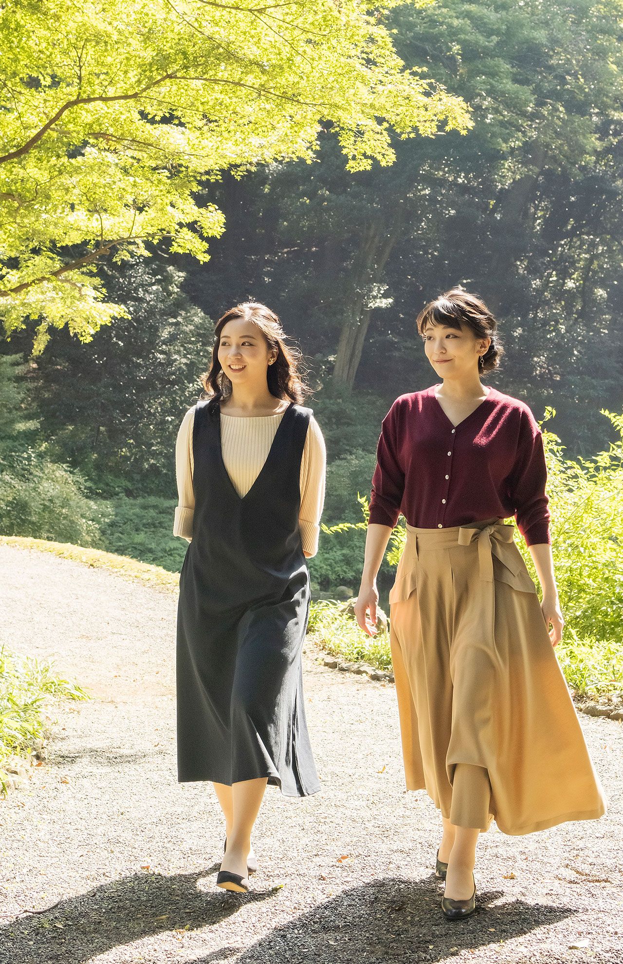 眞子さまが30歳をお迎えになるあたり公開された宮内庁提供写真。お隣には佳子さまも（'21年10月6日・赤坂御用地）