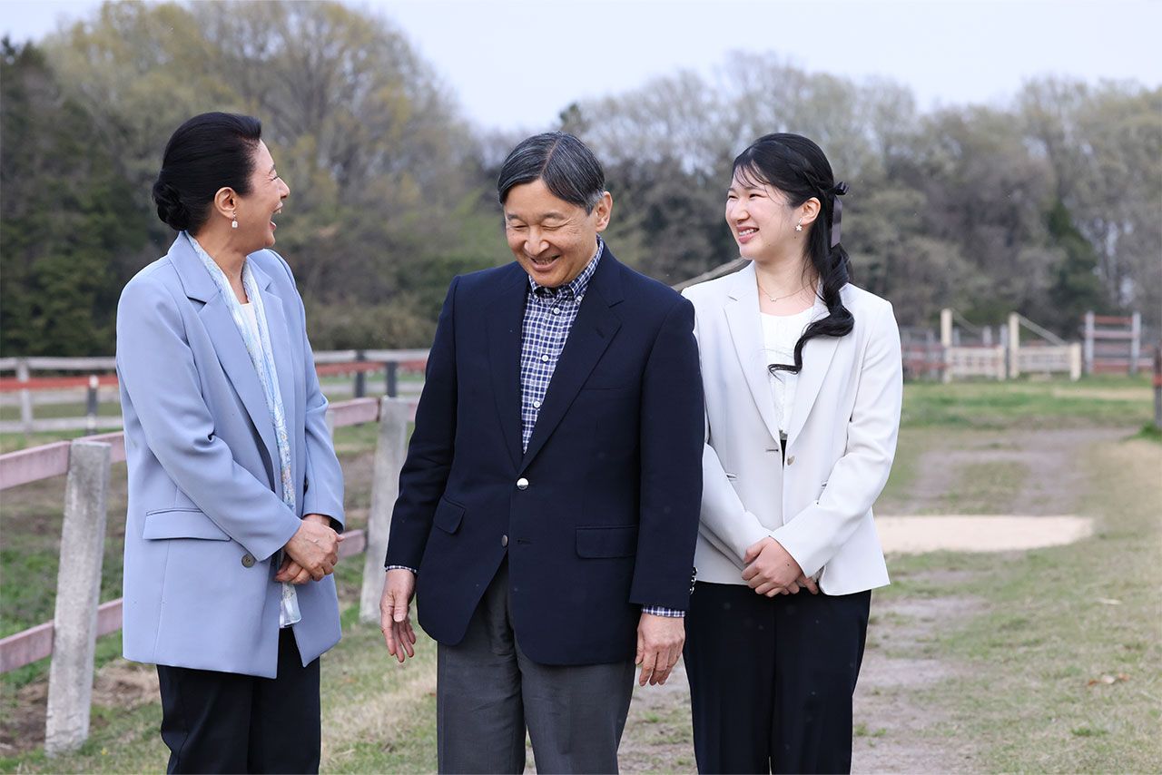 2023年4月、陛下と雅子さまの「ごっつんこ」で笑顔がこぼれる。ご一家の仲睦まじ様子が話題に
