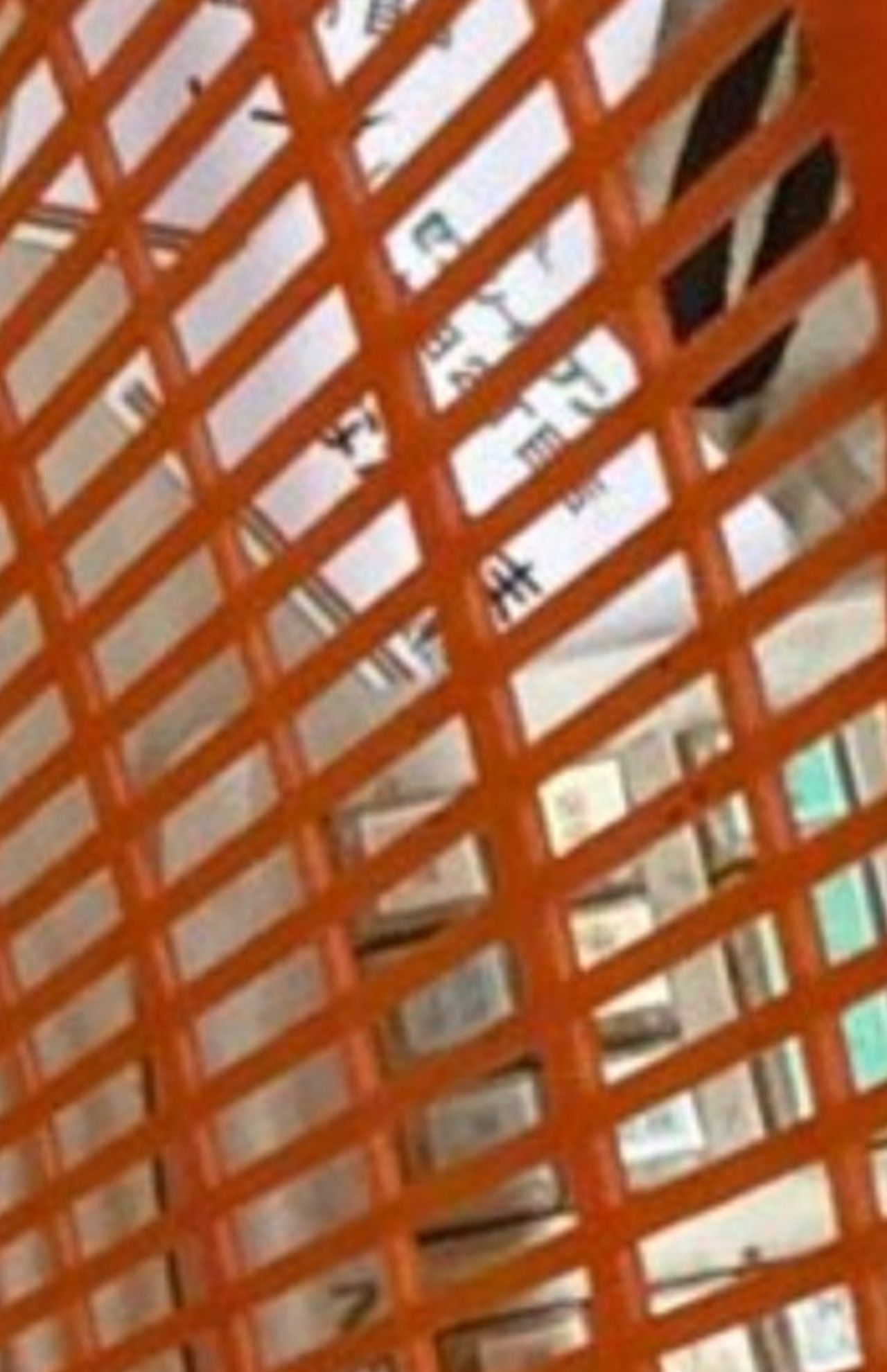 ポケモンカードの転売写真にはセブンイレブンの名札が映り込んでいる