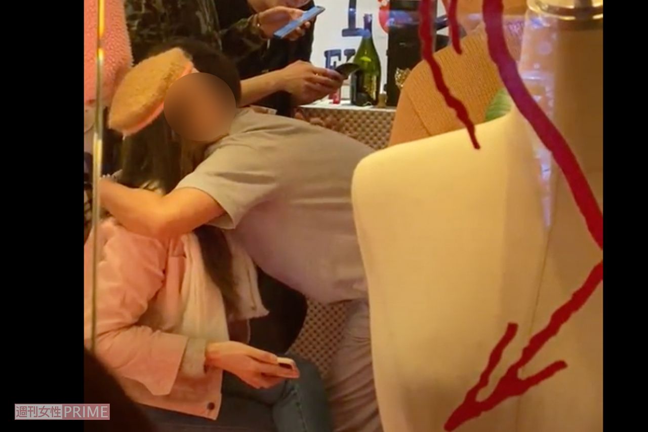 '21年のコロナ禍にイベント会場で女性とハグ、親密そうな様子をみせる成宮寛貴