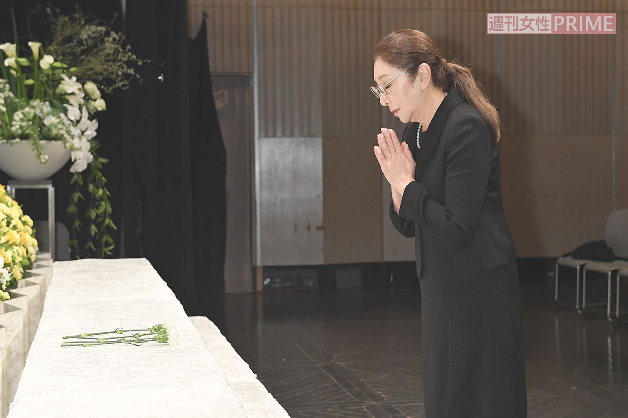 佑の妻・安藤サクラの母である安藤和津（70）も角替さんとの最後のお別れに手を合わせて