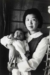 生後間もなく母と