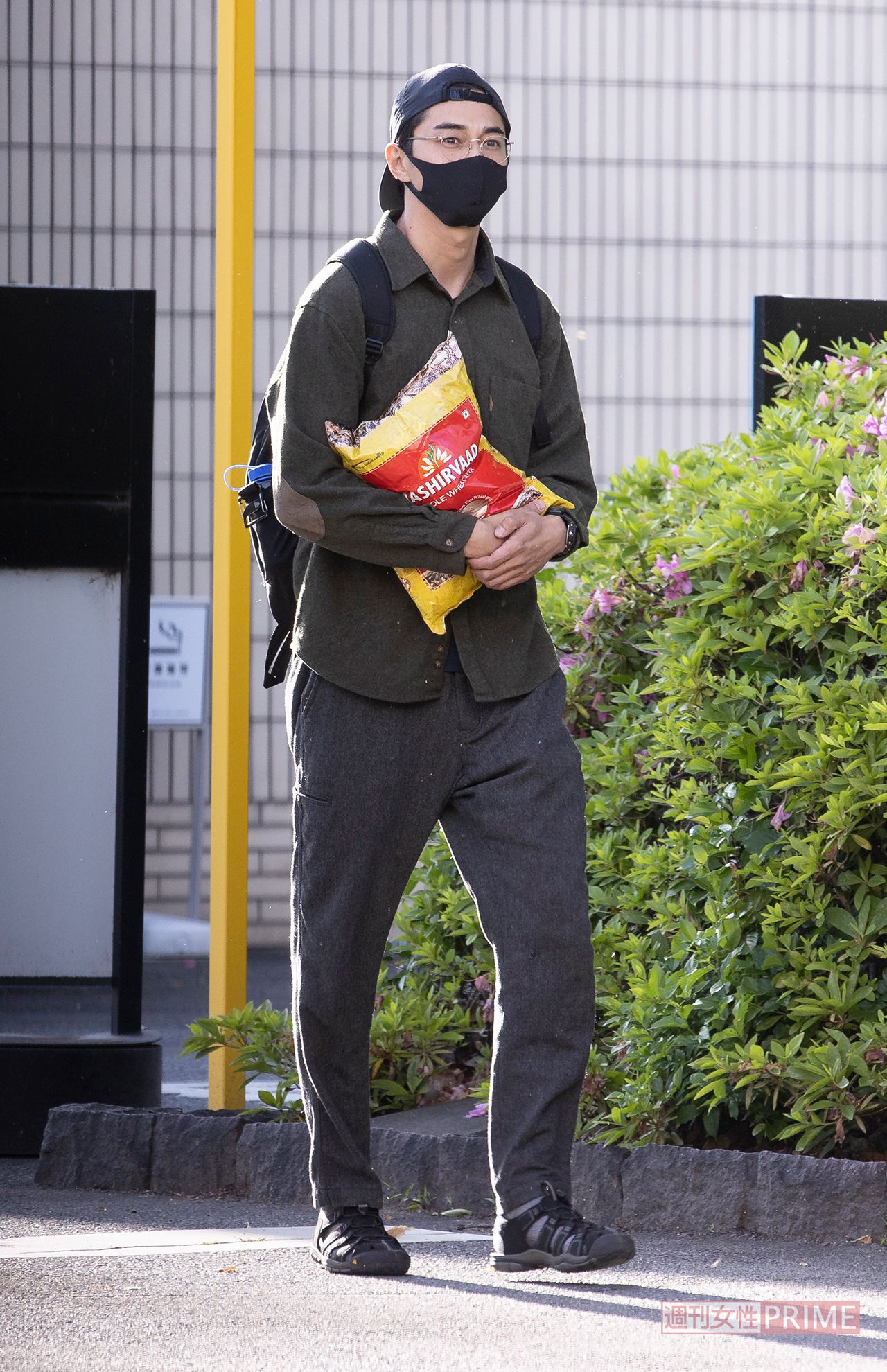 2022年5月、朗読劇の会場をあとにする東出昌大の手には全粒粉が……