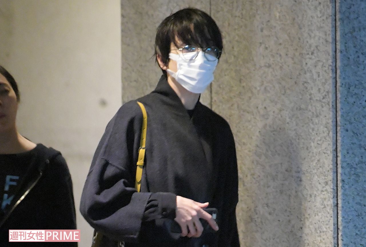 2月15日の夜、舞台を終え、出待ちのファンが集う楽屋口ではなく裏口から帰路につくりえ