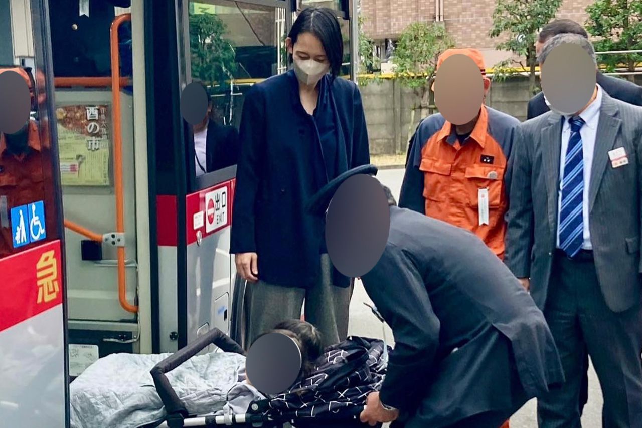 大山がブログにアップした東急バスとの意見交換会の様子。双子ベビーカーを乗務員が持ち上げて乗車