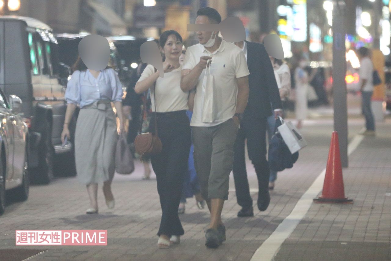 元『NMB48』の松岡知穂と肩を寄せ合って繁華街を歩く実業家のX氏