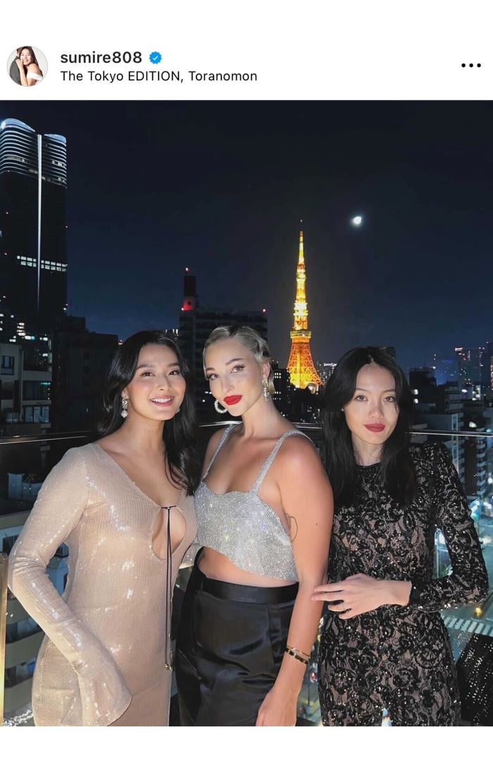 露出度の高いドレスを着こなす（すみれのインスタグラムより）