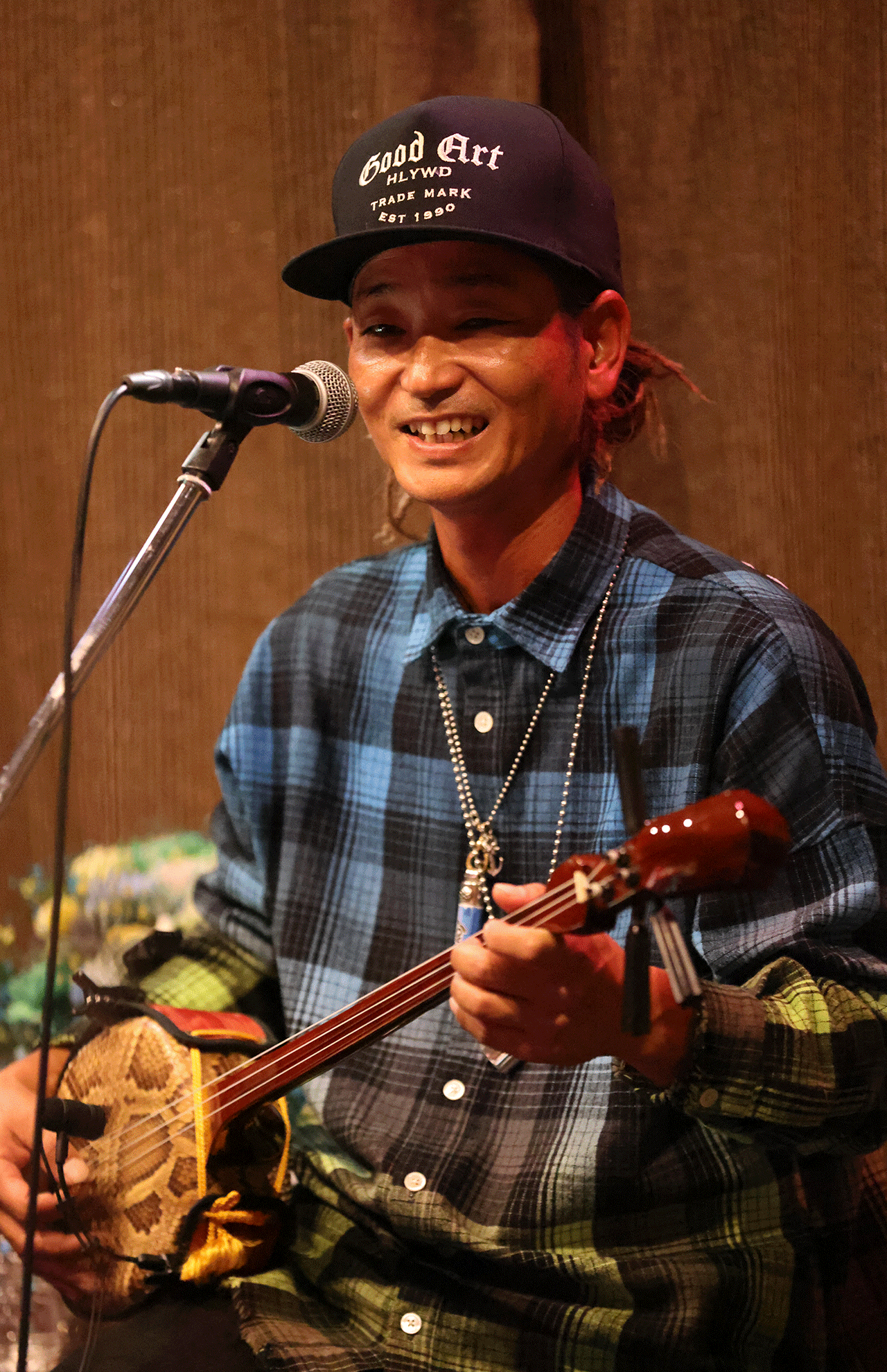 都内で4日間だけ行われた三線ライブは連日満席の大盛況。ISSAも客席に駆けつけた