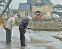 天皇・皇后両陛下、茨城県常総市へ―復興を祈る「黙礼」