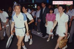 現在も毎年、静養されている軽井沢でテニスをプレーされた際の上皇ご夫妻。陛下や黒田清子さんもご一緒に訪れていた（'90年8月）