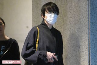 2月15日の夜、舞台を終え、出待ちのファンが集う楽屋口ではなく裏口から帰路につくりえ