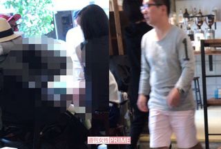 背を向け子どもをひざに乗せているのが山口。右が田中