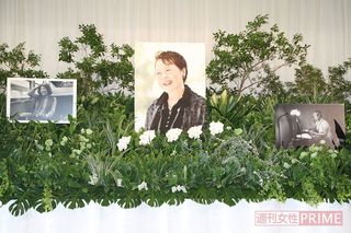 市原さんが好きだった観葉植物をふんだんに飾った祭壇。緑の中で眠っているイメージを再現している