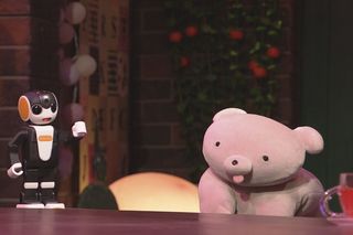 〝逃げ恥”の〝もちくま”と〝ロボホン”がNHKのスタジオで、ねほりんぱほりんと共演。選択的夫婦別姓についてトークした　（C）NHK