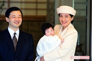 愛子さまのご誕生から103日目のお宮参りのため、母娘で皇居へご出発。平成14（2002）年3月