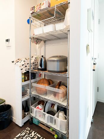 キッチンラックの上の段には軽いものを。炊飯器など家電の下には滑り止め耐震マットを敷く。下の段には割れ物を収納するほか、重いものを置くと重心が安定して倒れにくくなる効果も。キャスターには動かないようにストッパーをかける
