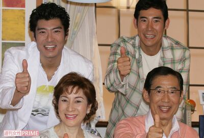 '06年3月、BSフジの番組で家族そろって“イェーイ”ポーズを披露した高嶋ファミリー。高島忠夫さんは2019年に逝去