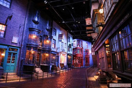 シリーズを通して何度も出てくる商店街。ウィーズリー・ウィザード・ウィーズ店、グリンゴッツ銀行、オリバンダーの杖店、イーロップふくろう百貨店、フローリシュ・アンド・ブロッツ書店……歩くほどに感動（撮影／吉岡竜紀）