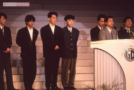 第2回『日本ゴールドディスク大賞』授賞式にてスピーチするチェッカーズ（1988年）