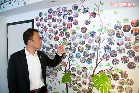 事務所には出会った家族の写真がズラリ。子どもの病気のことも、どの家族のエピソードもよく覚えていると大住はなつかしそうに話す