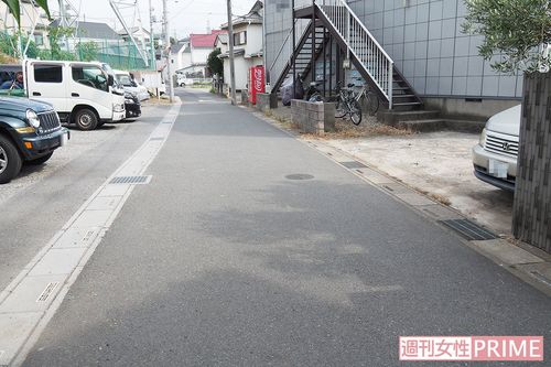 事件現場。容疑者は写真右スペースでUターンする車を威嚇していた