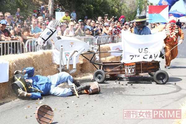危な〜〜い!!　クラッシュしてコーナーに激突！　LA大会は全長約610mの蛇行したコース。障害物を避けながらゴールを目指す。撮影／吉岡竜紀