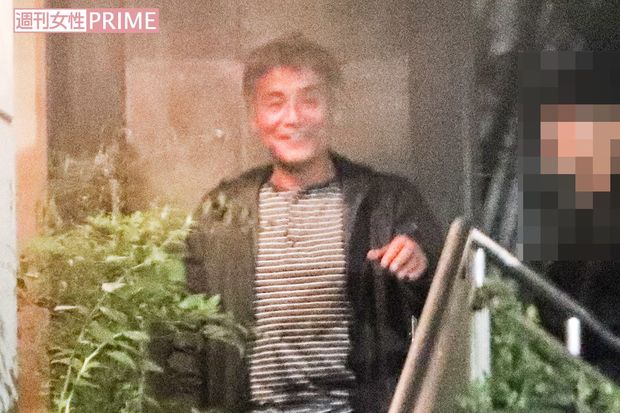 2時間ほどでバーから出てきた森泉の恋人・腰添氏