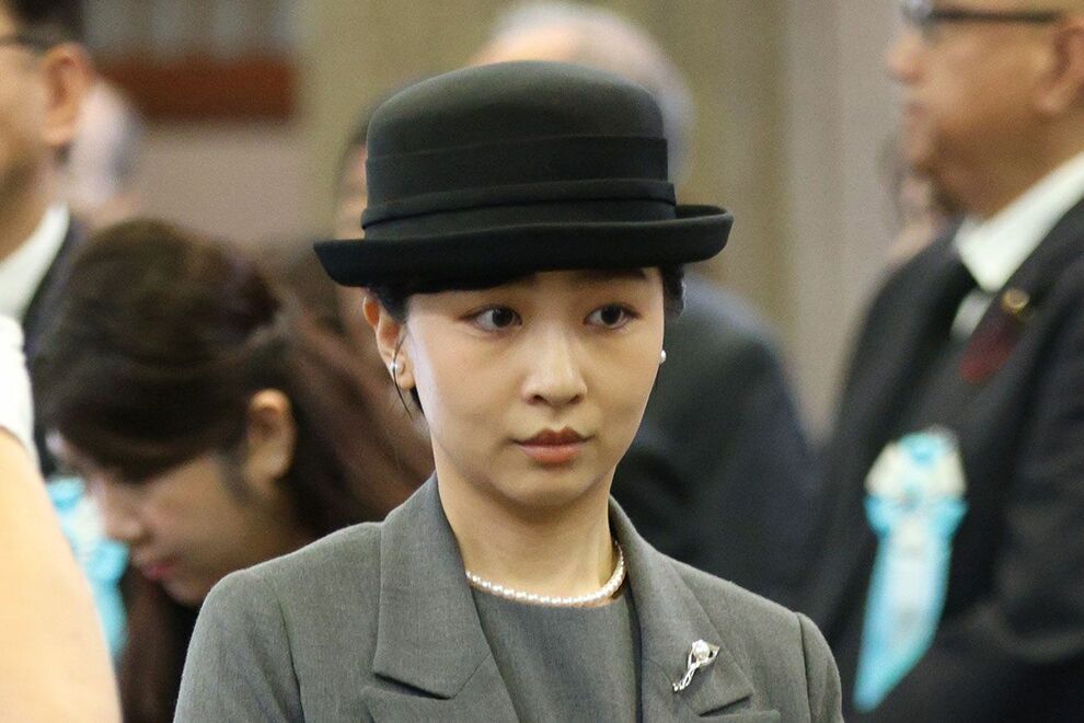佳子さまの「手袋のままお焼香」が物議…専門家が解説する「皇室の作法」と「一般的なマナー」の決定的な違…