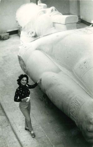 1977年2月、エジプト・メンフィスの博物館に横たわるラムセス2世の巨大な石像と