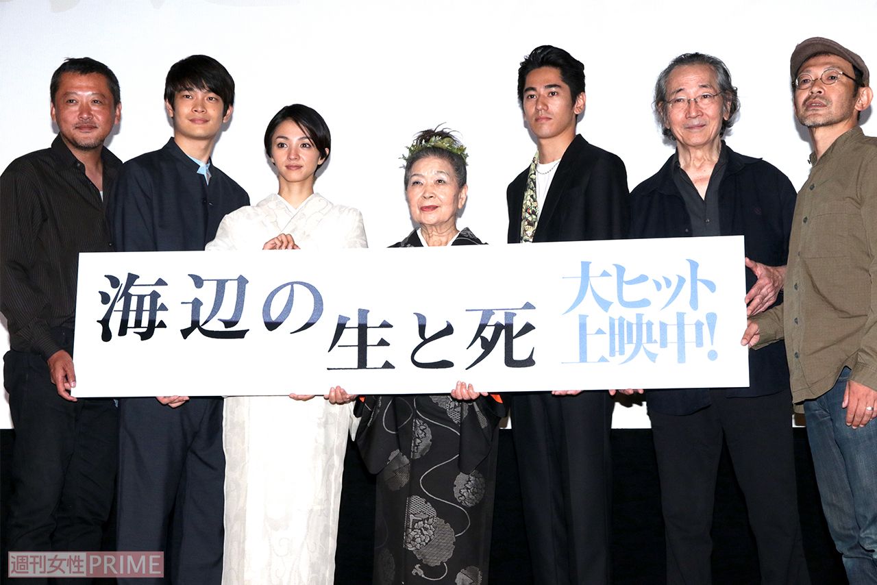 2017年公開の映画「海辺の生と死」の完成披露上映会に出席した永山絢斗（右から3番目）