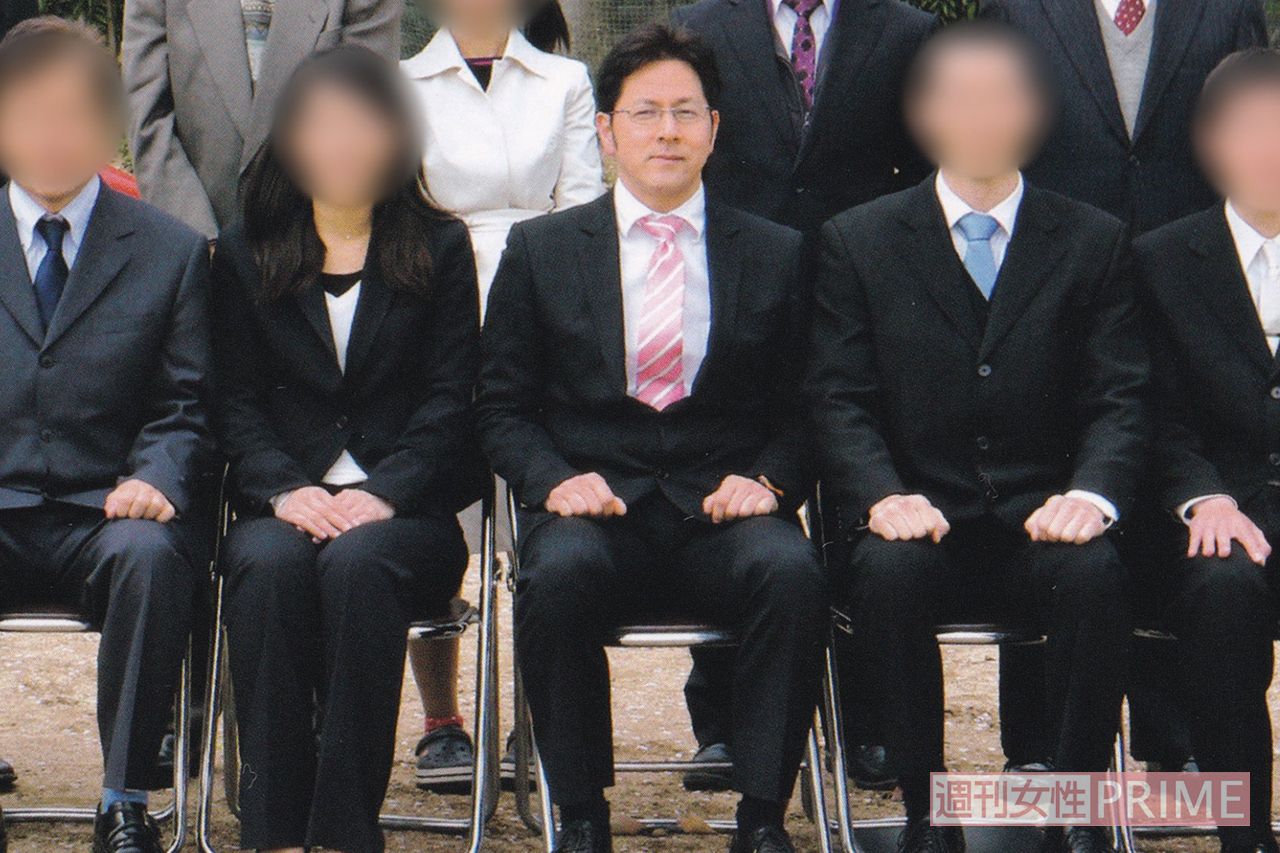 先生たちとの集合写真での上野容疑者